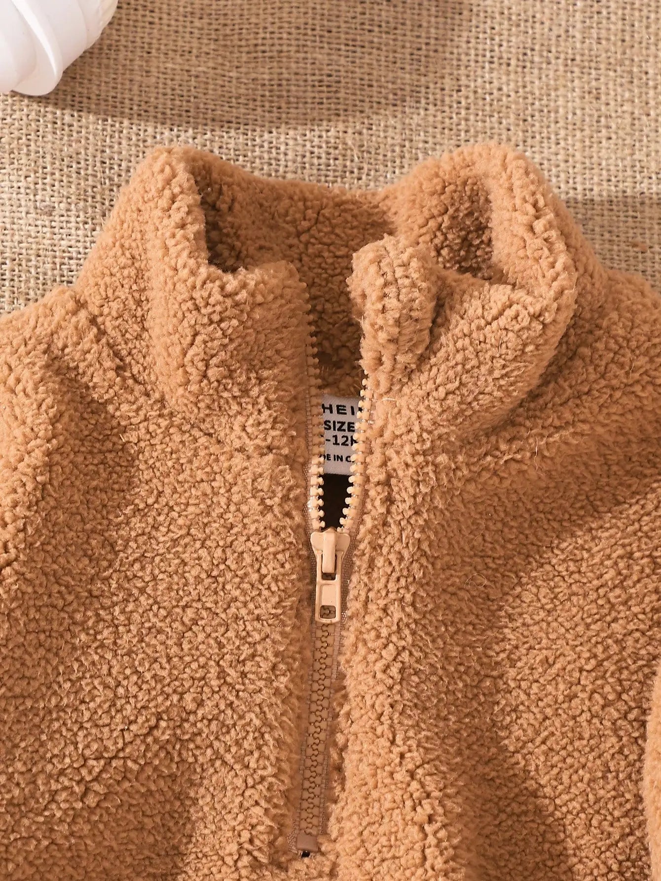 The Military Green Plush Sweatshirt For Baby Boys In Autumn And Winter Is Warm Soft Casual And Comfortable