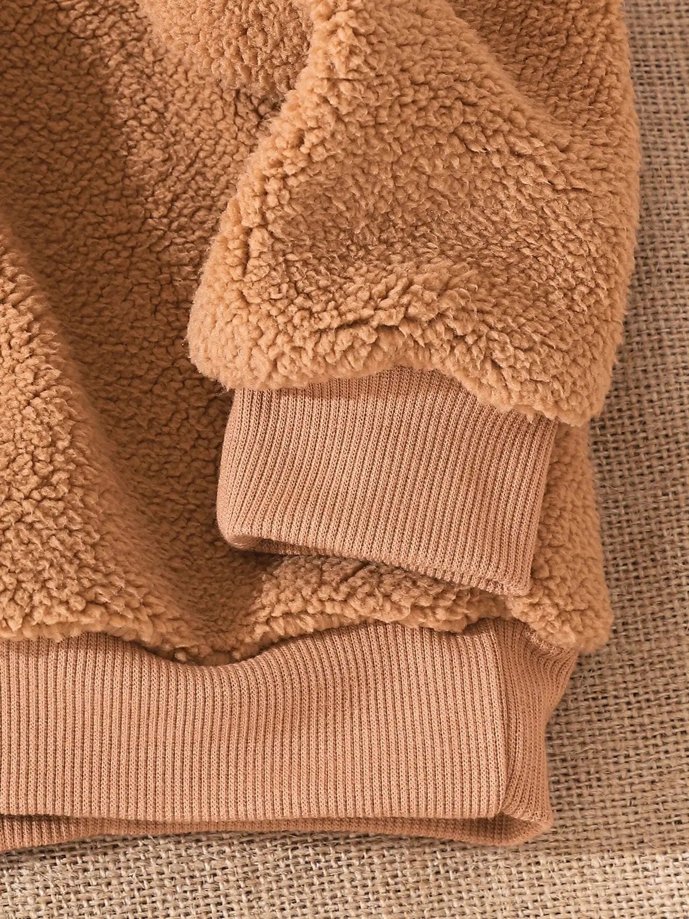 The Military Green Plush Sweatshirt For Baby Boys In Autumn And Winter Is Warm Soft Casual And Comfortable