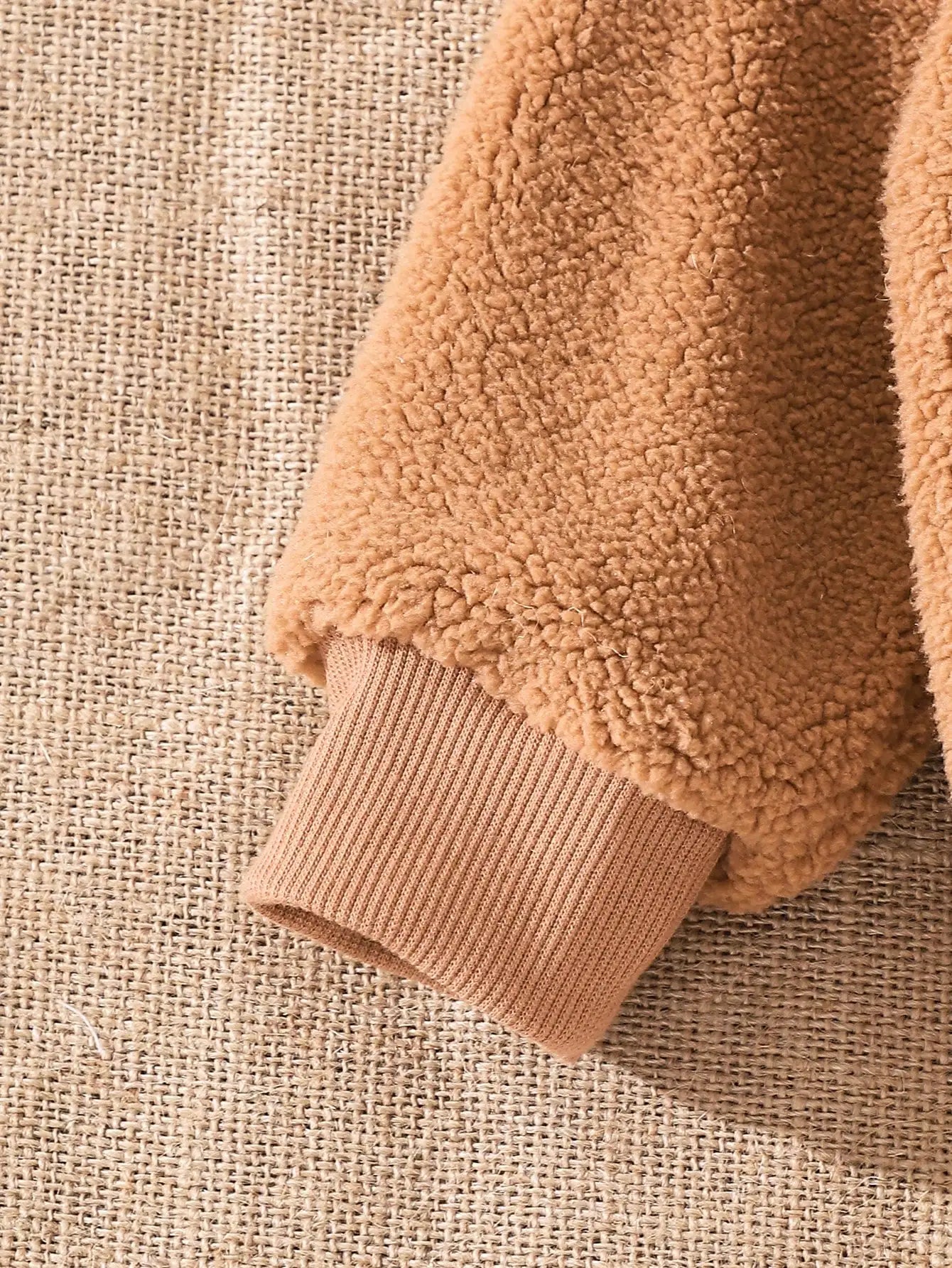 The Military Green Plush Sweatshirt For Baby Boys In Autumn And Winter Is Warm Soft Casual And Comfortable