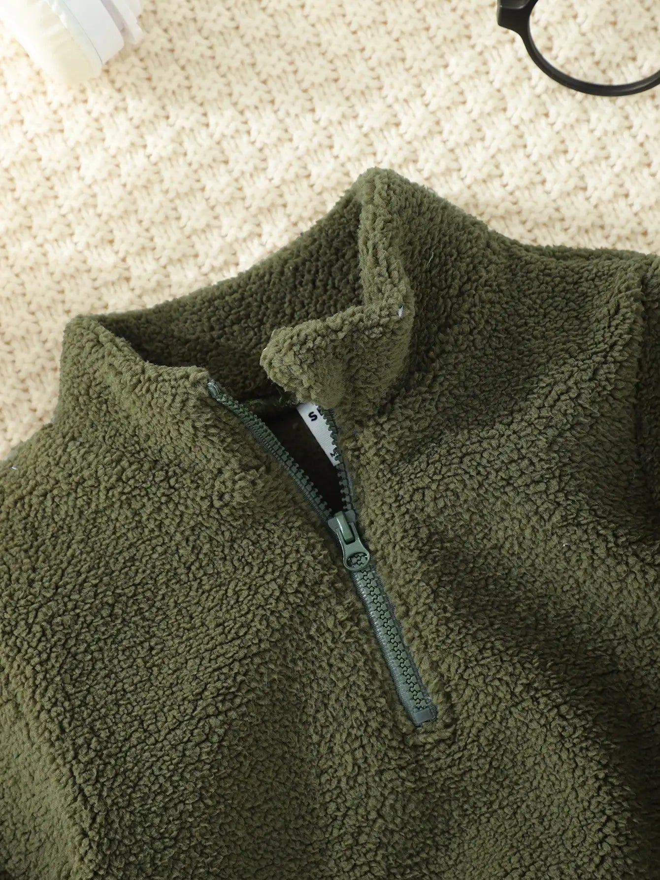 The Military Green Plush Sweatshirt For Baby Boys In Autumn And Winter Is Warm Soft Casual And Comfortable