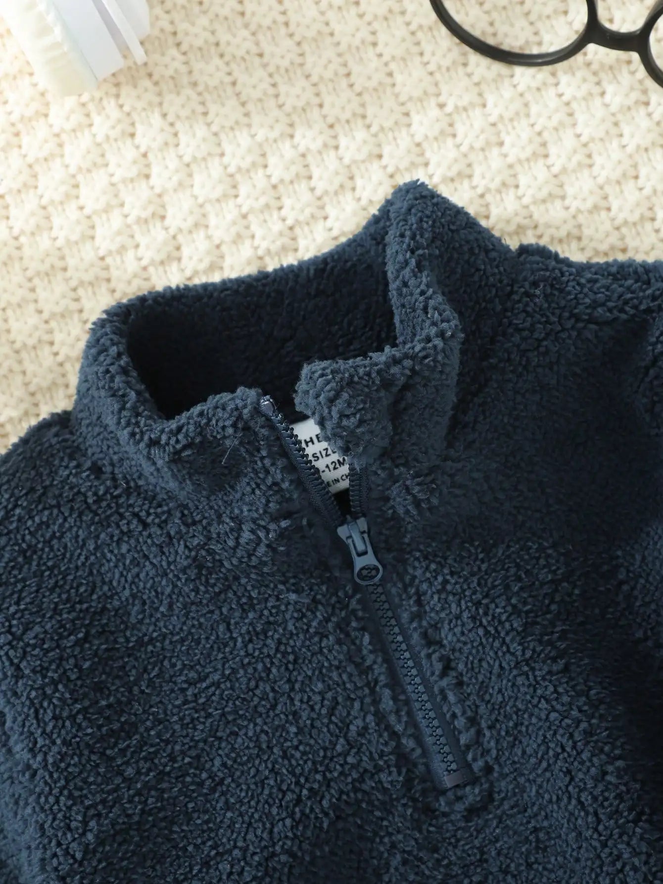 The Military Green Plush Sweatshirt For Baby Boys In Autumn And Winter Is Warm Soft Casual And Comfortable