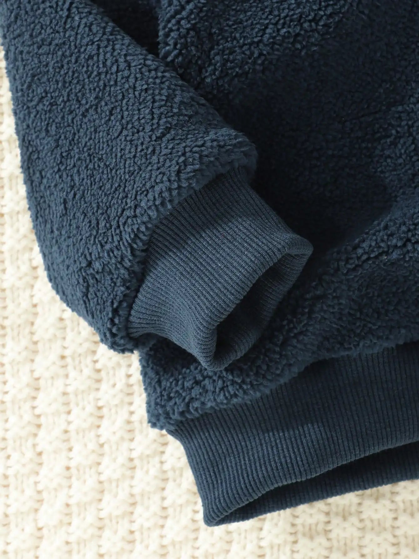 The Military Green Plush Sweatshirt For Baby Boys In Autumn And Winter Is Warm Soft Casual And Comfortable